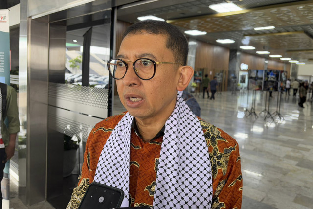 Menteri Pariwisata, Fadli Zon menjawab pertanyaan wartawan saat ditemui di Kompleks Parlemen, Senayan, Jakarta, Jumat (31/1/2025).  Foto: Abid Raihan/kumparan