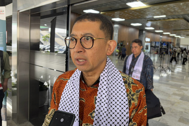 Menteri Pariwisata, Fadli Zon menjawab pertanyaan wartawan saat ditemui di Kompleks Parlemen, Senayan, Jakarta, Jumat (31/1/2025).  Foto: Abid Raihan/kumparan