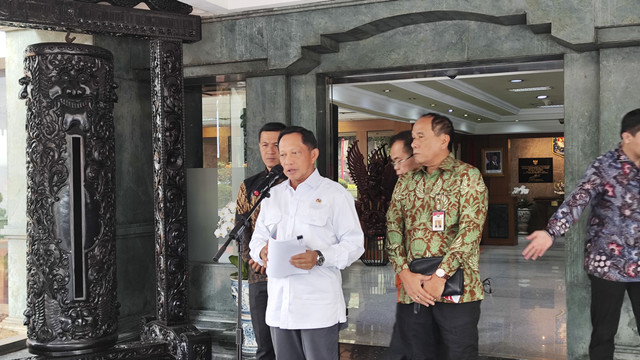 Mendagri Tito Karnavian menyampaikan keterangan pers di Kementerian Dalam Negeri, Jakarta, Jumat (31/1/2025). Foto: Jonathan Devin/kumparan