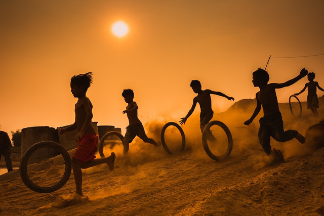 Anak-anak sedang bermain bersama di daerah pantai. Foto : Pixabay/SJP