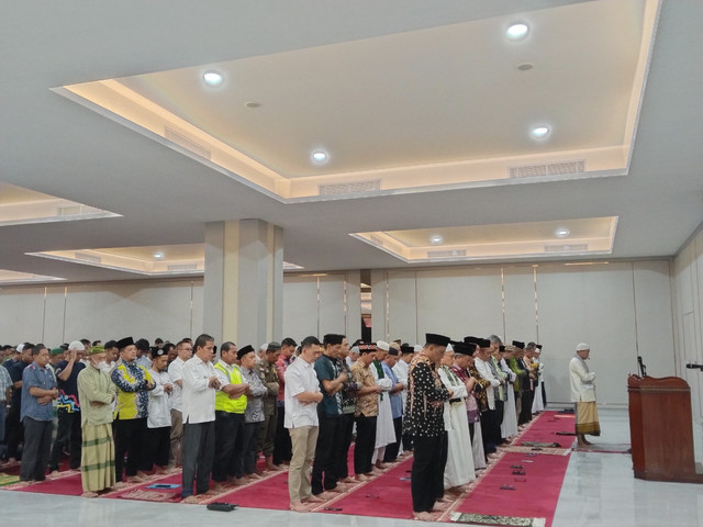 Pelaksanaan sholat Jum'at perdana di Masjid Raya Al-Bakrie Lampung | Foto : Eka Febriani / Lampung Geh