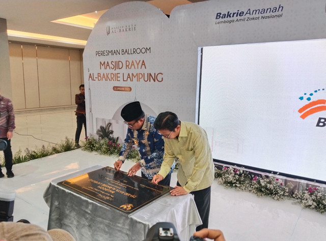 Penandatanganan Prasasti peresmian Ballroom Masjid Raya Al-Bakrie Lampung, oleh Pj. Gubernur Lampung dan Ketua Lembaga Amil Zakat (LAZNAS) Yayasan Al-Bakrie, Hendrajanto M. Sakti | Foto : Eka Febriani / Lampung Geh