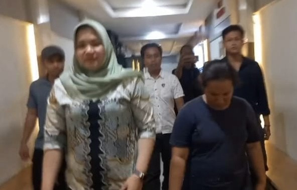 Tersangka penganiayaan bayi 11 bulan saat digiring ke Polrestabes Palembang. Foto : Istimewa