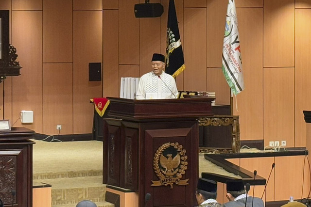 Wakil Ketua MPR RI, Hidayat Nur Wahid memberikan sambutan saat acara launching buku Taufan Al-Aqsa di Kompleks Parlemen, Jakarta, Jumat (31/1/2025). Foto: Abid Raihan/kumparan