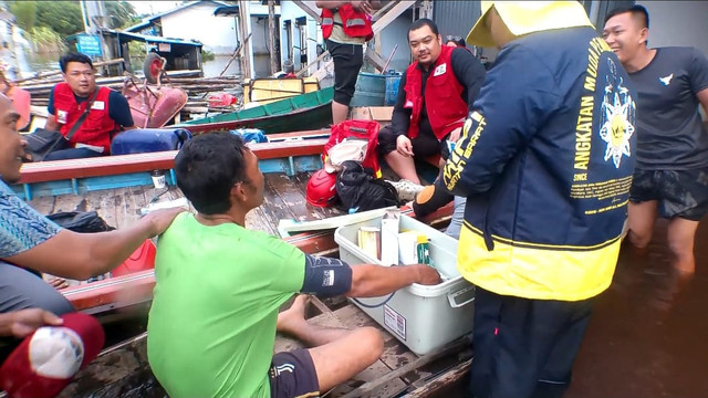 Ketua PMI Mempawah berdialog dengan warga. Foto: Dok. Istimewa