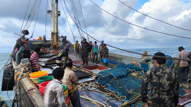 Kapal yang ditangkap KKP karena melanggar aturan penggunaan alat penangkap ikan. Dok: KKP