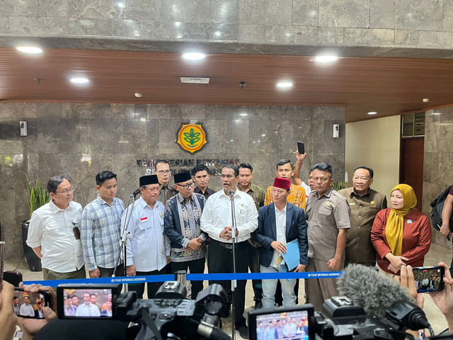 Menteri Pertanian, Amran Sulaiman didampingi Ketua Pansus Tata Niaga Singkong DPRD Lampung, Mikdar Ilyas usai rapat koordinasi penetapan harga singkong, di Gedung Kementan, Jakarta. Foto: Ist