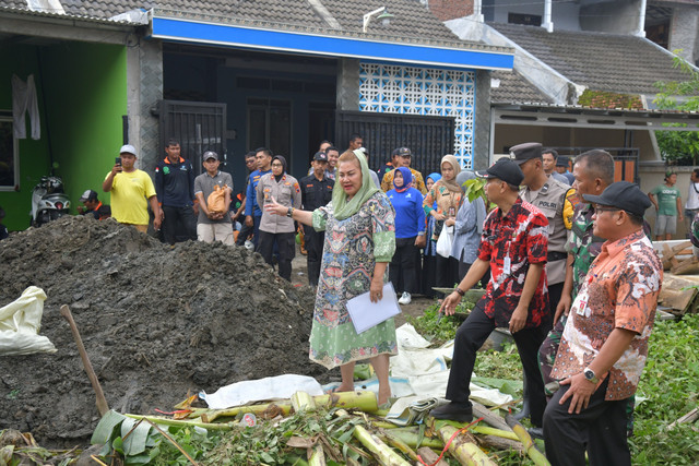 Wali Kota Semarang, Hevearita Gunaryanti Rahayu (ketiga dari kanan) saat meninjau banjir, Foto: Dok. Istimewa