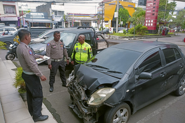 Mobil Toyota Yaris yang tabrak 3 mobil dan 2 motor di sebuah SPBU di Gejayan, Kapanewon Depok, Kabupaten Sleman, Jumat (31/1/2025). Foto: Dok. Polsek Depok Timur