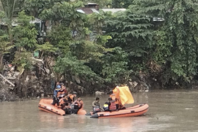 Kakek yang dilaporkan tenggelam di Sungai Jagir, Wonokromo, Surabaya, akhirnya ditemukan tewas, pada Jumat (31/1/2025). Foto: Dok. BPBD Surabaya