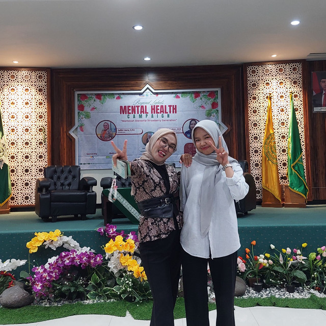 Foto bersama Safitri Herra, S.Pd salah satu narasumber Seminar mengenai Mental Health yang diadakan pada hari Rabu, 22 Januari 2025, bertempat di Aula Kasman Singodimedjo Fakultas Ilmu Sosial dan Ilmu Politik Universitas Muhammadiyah Jakarta.