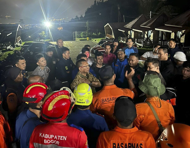 Tim SAR lakukan pencarian seorang pendaki dinyatakan hilang di Gunung Joglo Bogor. Foto: Istimewa