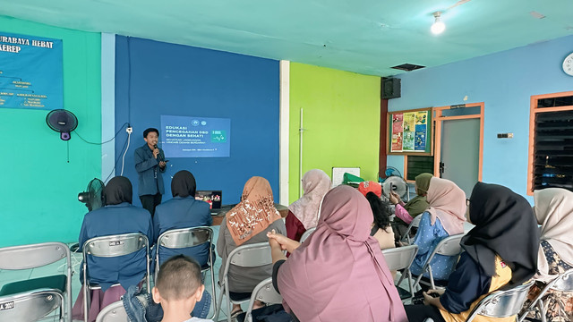 Sesi pemaparan materi, Program SEHATI KKN-BBK 5 Unair edukasi warga RW 1 Sambikerep tentang pencegahan DBD dan pentingnya menjaga kebersihan lingkungan pada Kamis (16/1/2025). (Dok. KKN-BBK 5 UNAIR)