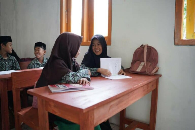 Siswa MI Auladul Fajri kini merasa bahagia dan nyaman atas perbaikan sekolah berkat kerjasama Telkom Group dengan Dompet Dhuafa di Pandeglang, Banten.