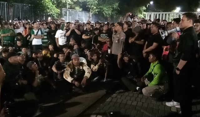 Pelatih Persebaya Paul Munster saat menemui Bonek yang menggelar aksi demo di Stadion Gelora Bung Tomo Surabaya, Jumat (31/1) malam. Foto: Masruroh/Basra