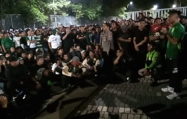 Ernando Ari saat menemui Bonek yang menggelar aksi demo di stadion GBT Surabaya, Jumat (31/1) malam. Foto: Masruroh/Basra