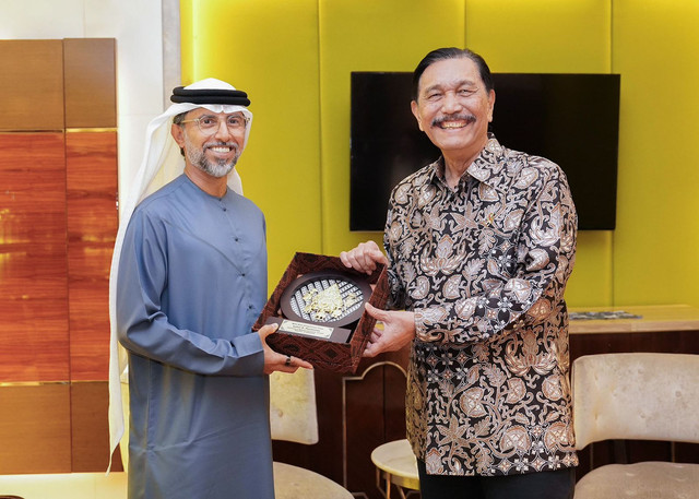 Ketua Dewan Ekonomi Nasional, Luhut Binsar Pandjaitan foto bersama dengan Menteri Energi dan Infrastruktur Uni Emirat Arab Suhail Al-Mazroui di Jakarta pada Jumat (31/1/2025). Foto: Dok. Tim Media Dewan Ekonomi Nasional