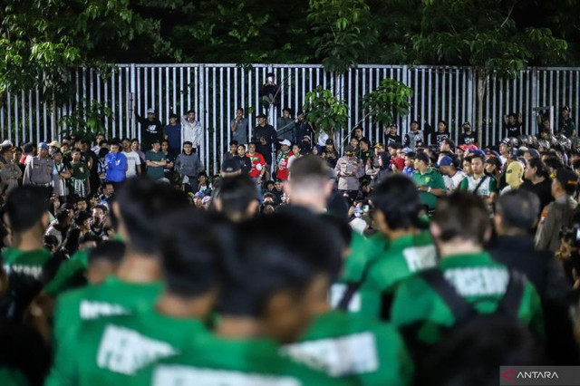 Pelatih Persebaya Surabaya Paul Munster meminta maaf kepada seluruh suporter atas serentetan hasil buruk timnya dalam lima pertandingan terakhir di BRI Liga 1 Indonesia musim 2024/2025. Foto: Indra Setiawan/Antara