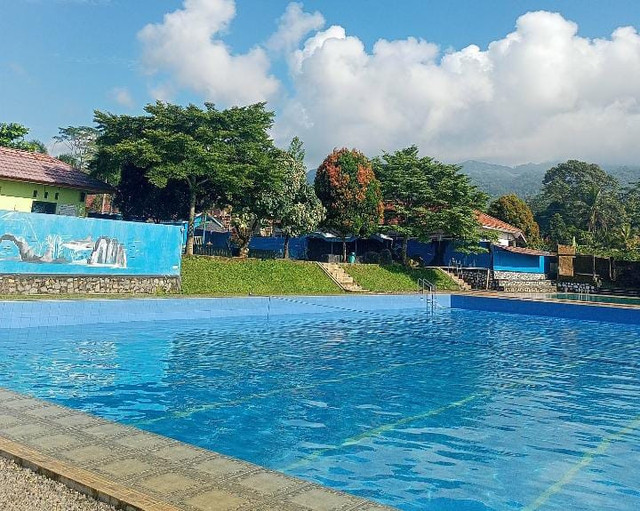 Kolam Renang Karang Tirta (Foto : Zaghrotunnisa Nurul Azizah)