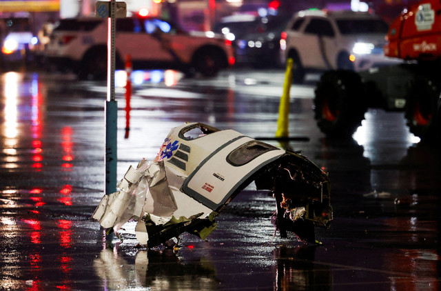 Puing pesawat tergeletak di lokasi kecelakaan pesawat di Philadelphia, Pennsylvania, AS, 31 Januari 2025. Foto: REUTERS/Rachel Wisniewski