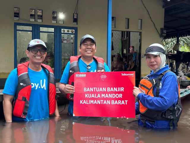 Telkomsel menyerahkan bantuan banjir di Kuala Mandor, Kalbar. Foto: Dok. Telkomsel