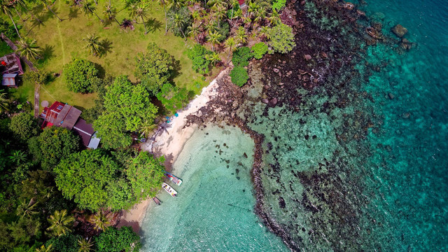 Oleh-oleh khas Aceh. Foto pemandangan pantai di Aceh. Sumber: Pexels/Tom Fisk