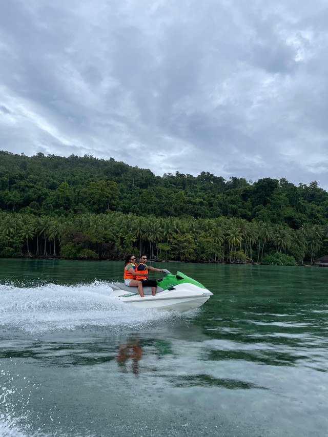 Wisatawan yang sedang bermain jetski, salah satu atraksi wisata baru di Wisata Air Putri Waiyoho. Foto: Dok. kumparan