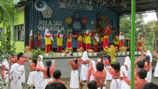 Foto Istimewa: Siswa SDN IV Wonorejo, Pasuruan sedang melakukan senam sehat sebelum kegiatan belajar mengajar.