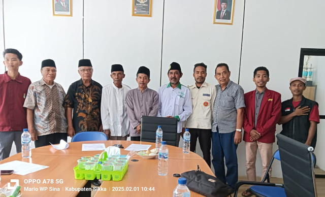 Keterangan foto:Pose bersama MUI Sikka dan berbagai elemen terkait usai konfrensi pers, Sabtu (1/02/2025).