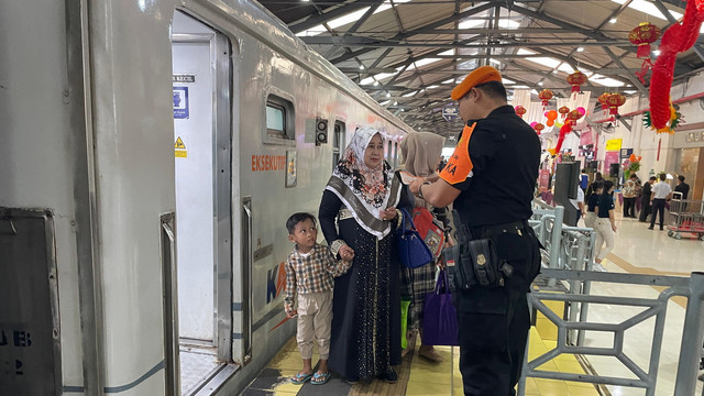 Suasana penumpang Kereta Api Sancaka Utara, di Stasiun Bojonegoro. (Aset: Istimewa)