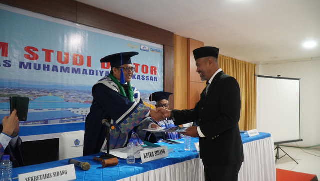 Rustang meraih Gelar Doktornya di Unismuh Makassar 