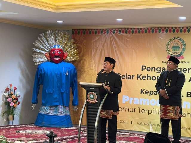 Gubernur Jakarta terpilih Pramono Anung dianugerahi gelar kehormatan adat betawi oleh Majelis Kaum Betawi di Ponpes Al-Hamid, Cilangkap Munjul, Jakarta Timur pada Sabtu (1/2). Foto: Abid Raihan/kumparan