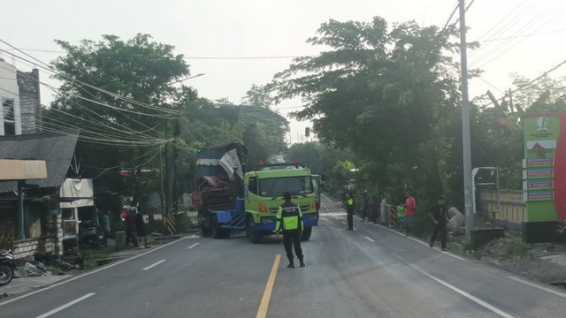 Petugas saat evakuasi truk yang terlibat kecelakaan lalu-lintas di Jalan Raya Bojonegoro-Babat, turut wilayah Desa Gunungsari, Kecamatan Baureno, Kabupaten Bojonegoro, Jawa Timur. Sabtu (01/02/2025) (Aset: Istimewa)