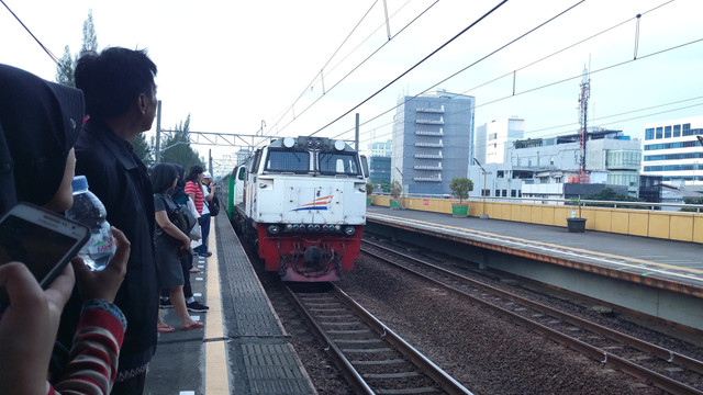 Kereta Ekonomi Menoreh. Foto penumpang sedang menunggu kereta api tiba. Sumber: Unsplash/Fachry Hadid