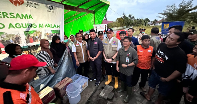 Menko PMK dan Kepala BNPB menemui korban banjir di Mempawah. Foto: M. Zain/Hi!Pontianak