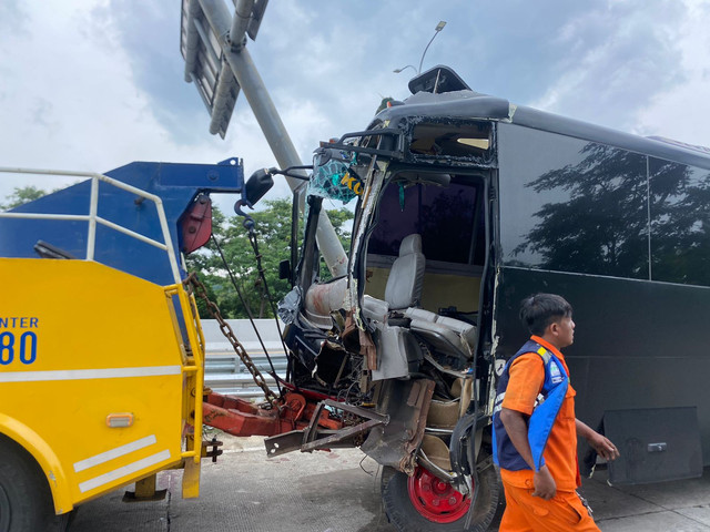 Bus Brimob kecelakaan di KM 72-73 Tol Pandaan-Malang, pada Sabtu (1/2) siang. Foto: Dok. kumparan