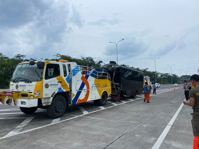 Bus Brimob kecelakaan di KM 72-73 Tol Pandaan-Malang, pada Sabtu (1/2) siang. Foto: Dok. kumparan