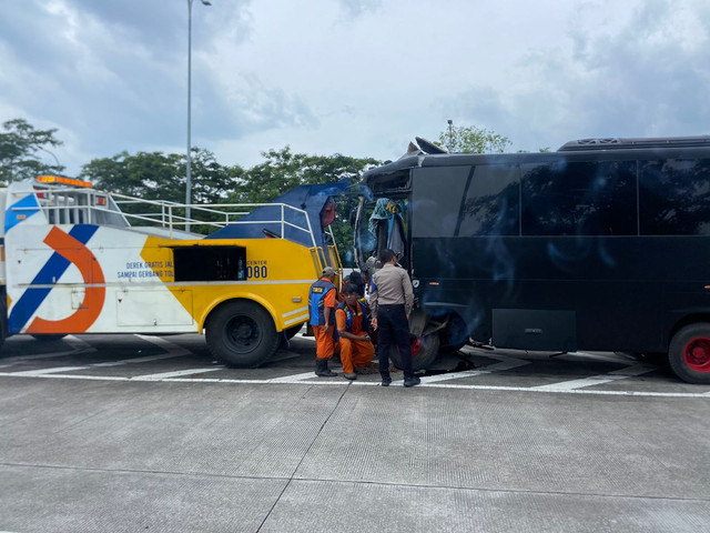 Bus Brimob kecelakaan di KM 72-73 Tol Pandaan-Malang, pada Sabtu (1/2) siang. Foto: Dok. kumparan