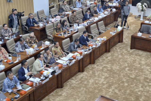 Rapat kerja DPR RI dengan Kementerian BUMN, Kementerian Keuangan, Kementerian Hukum dan Kementerian Sekretariat Negara di Gedung DPR RI, Jakarta Pusat pada Sabtu (1/2/2025).  Foto: Argya D. Maheswara/kumparan 