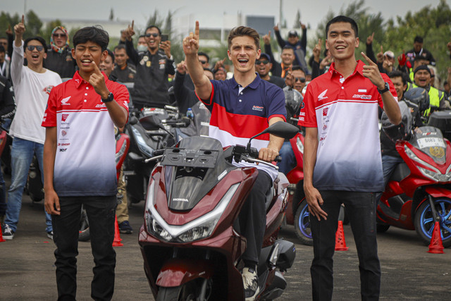 Sejumlah simpatisan hadir saa pebalap Motogp dari Tim Honda Racing Corporation (HRC), Joan Mir dan Luca Marini berfoto bersama dengan komunitas motor di AHM Safety Riding and Training Centre, Cikarang, Cikarang, Kabupaten Bekasi, Sabtu (1/2/2025). Foto: Iqbal Firdaus/kumparan