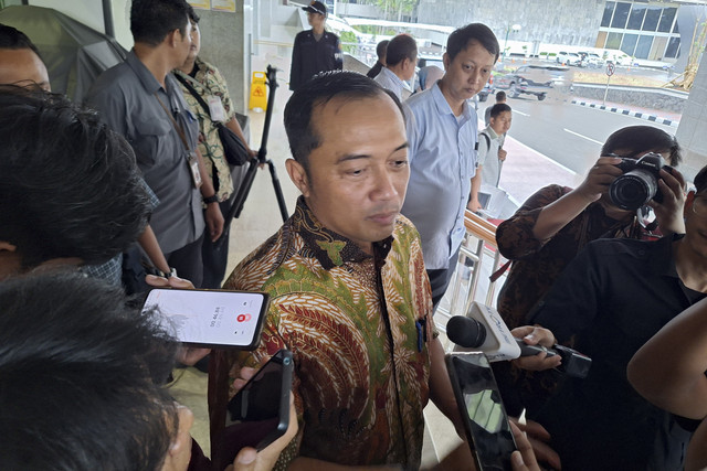 Menteri Sekretariat Negara (Mensesneg) Prasetyo Hadi menjawab pertanyaan wartawan ditemui di Kompleks Parlemen, Senayan, Jakarta, Sabtu (1/2/2025). Foto: Argya D. Maheswara/kumparan 