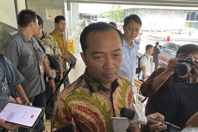 Menteri Sekretaris Negara (Mensesneg) Prasetyo Hadi menjawab pertanyaan wartawan saat dijumpai di Kompleks DPR, Jakarta, Sabtu (1/2/2025).  Foto: Muhammad Fhandra Hardiyon/kumparan