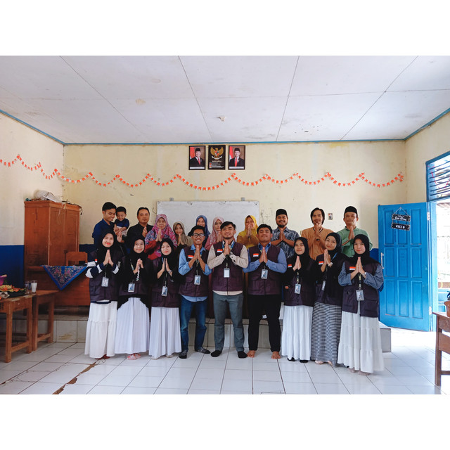 Foto Bersama Mahasiswa KKN STAI Siliwangi Garut di MTS Al-Junaidiyah Lingkung Pasir-Cibiuk-Garut