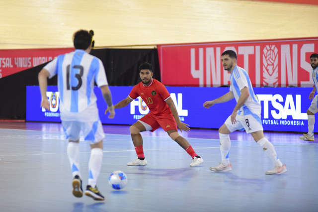 Timnas Futsal Indonesia lawan Timnas Futsal Argentina dalam laga kedua 4 Nations World Series di Jakarta International Velodrome, Sabtu (1/2/2025).  Foto: Dok. FFI