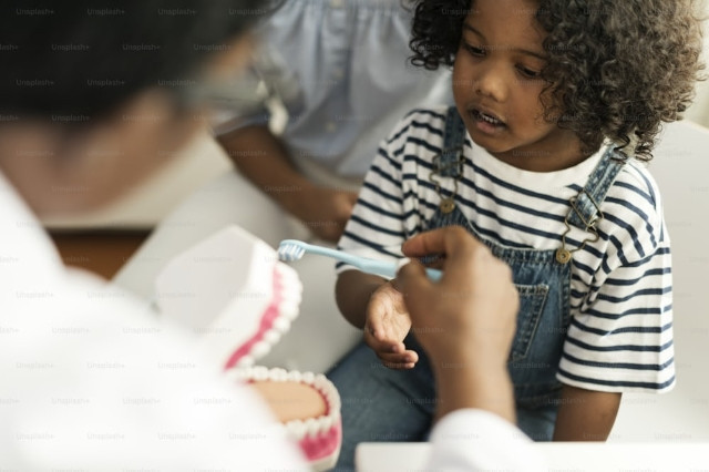 https://unsplash.com/photos/young-african-kid-with-a-dentist-m3SrexB4jXE