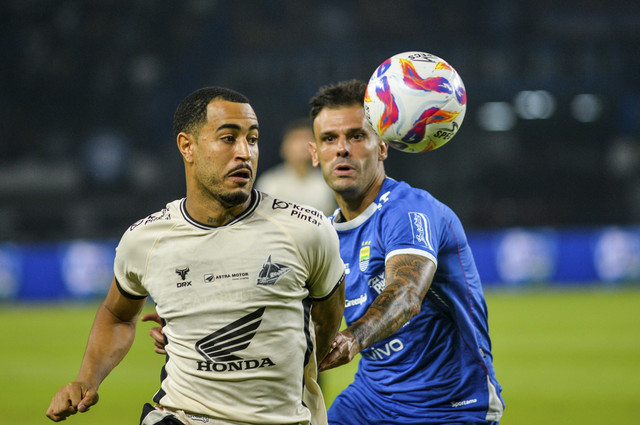 Pesepak bola Persib Bandung Tyronne Del Pino (kanan) berebut bola dengan pesepak bola PSM Makassar Victor Luiz (kiri) saat menjalani pertandingan pada BRI Liga 1 di Stadion Gelora Bandung Lautan Api, Bandung, Jawa Barat, Sabtu (1/2/2025). Foto: Raisan Al Farisi/ANTARA FOTO