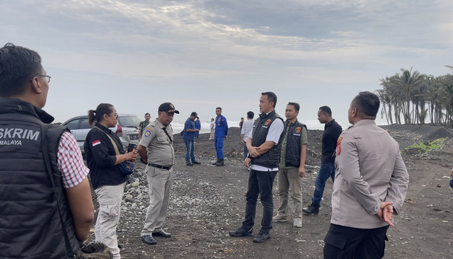 Aparat gabungan melakukan penertiban terhadap lokasi tambang pasir ilegal di wilayah Kabupaten Tasikmalaya, Jawa Barat. (Foto: Istimewa)