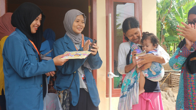 Sesi kuis bersama orang tua BALITA di Posyandu Zahra  1. (dokumentasi pribadi)