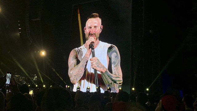 Vokalis grup musik Maroon 5 Adam Levine membawakan lagunya saat konser Maroon 5 in Asia 2025 di Jakarta Internasional Stadium, Jakarta, Sabtu (1/2/2025). Foto: Vincentius Mario/kumparan