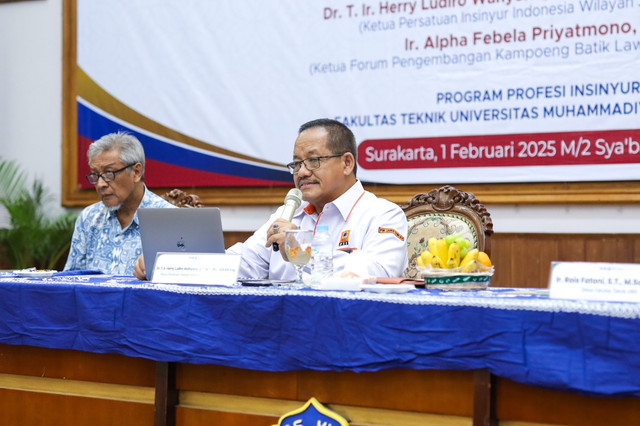 Pembicara (kanan) Dr. T. Ir. Herry Ludiro Wahyono, S.T., M.T., IPU., ASEAN Eng. Ketua Persatuan Insinyur Indonesia Wilayah Jawa Tengah dan Ir. Alpha Febela Priyatmono, M.T (kiri) Ketua Forum Pengembangan Kampoeng Batik Laweyan Kota Surakarta. Dok Humas UMS